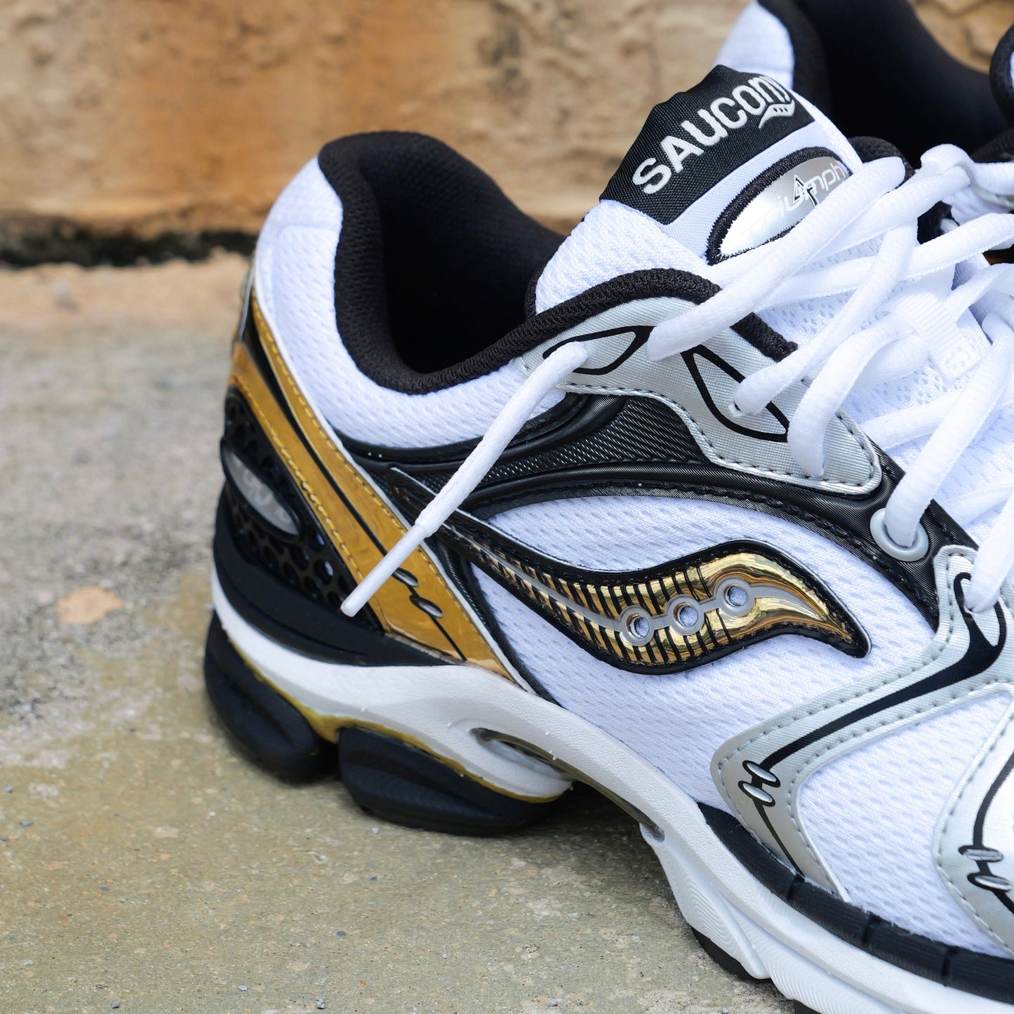 Mens Saucony ProGrid Triumph 4 (Gold/Chrome)