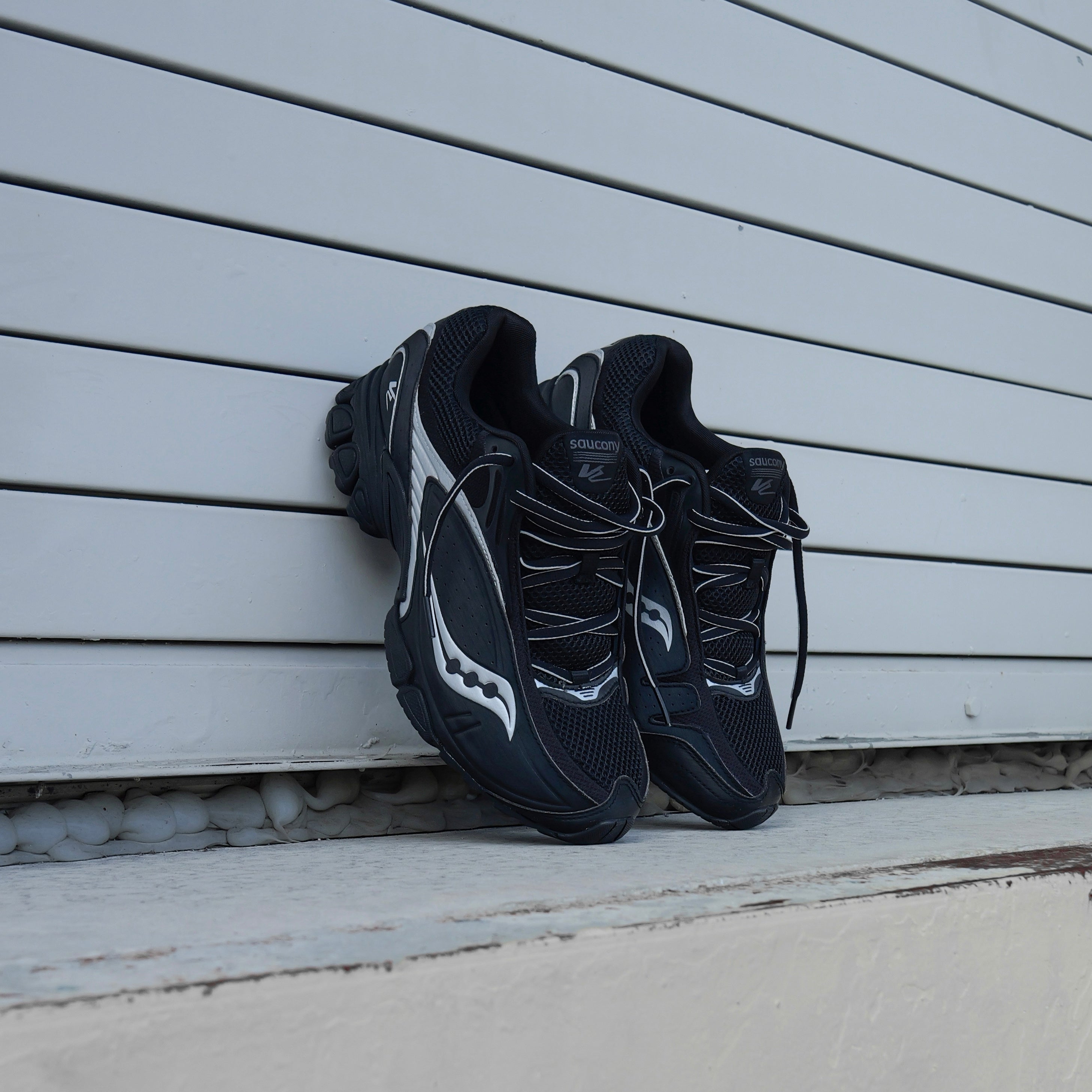 Mens Saucony ProGrid V2 (Black/Silver)