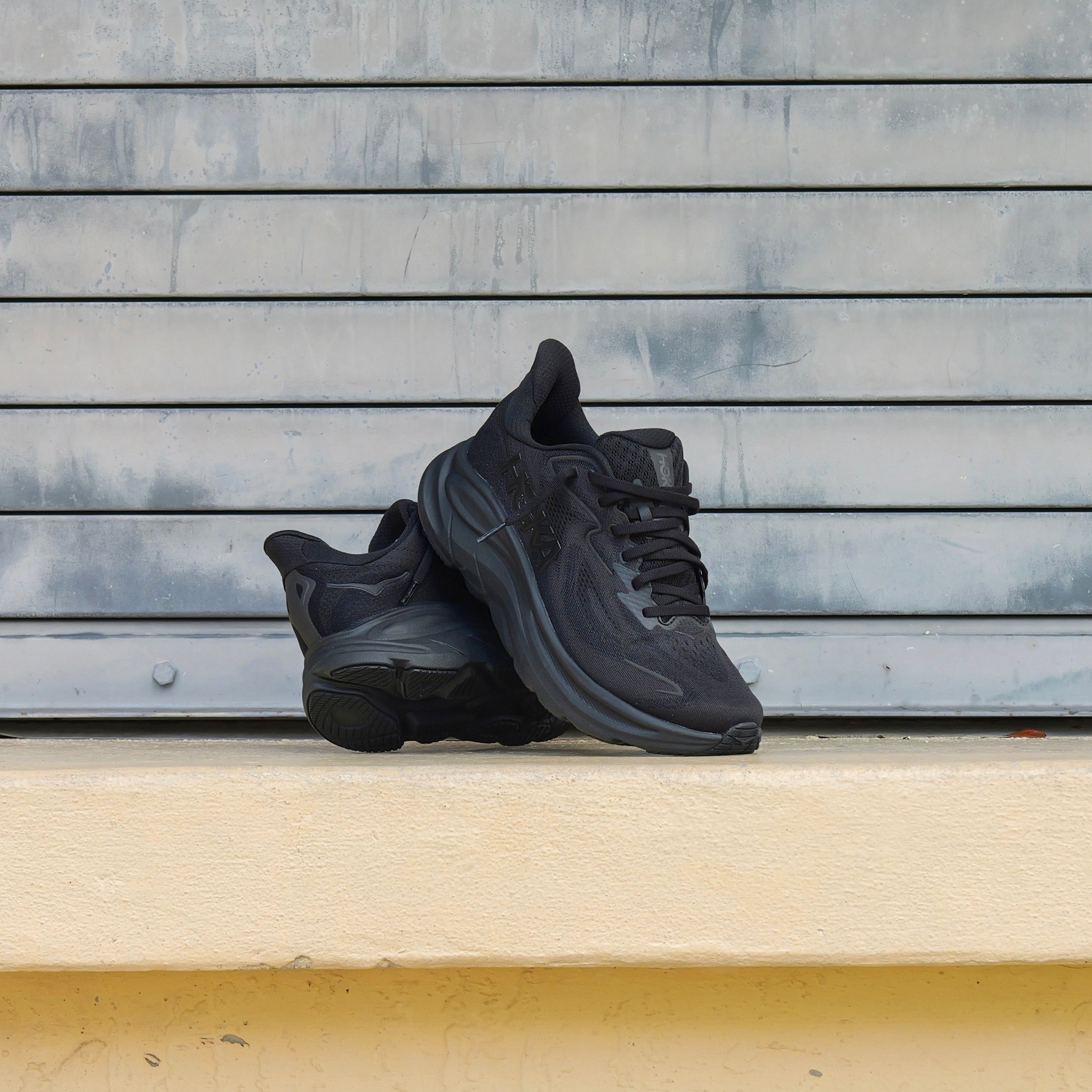Mens HOKA Clifton 10 (Black/Black)