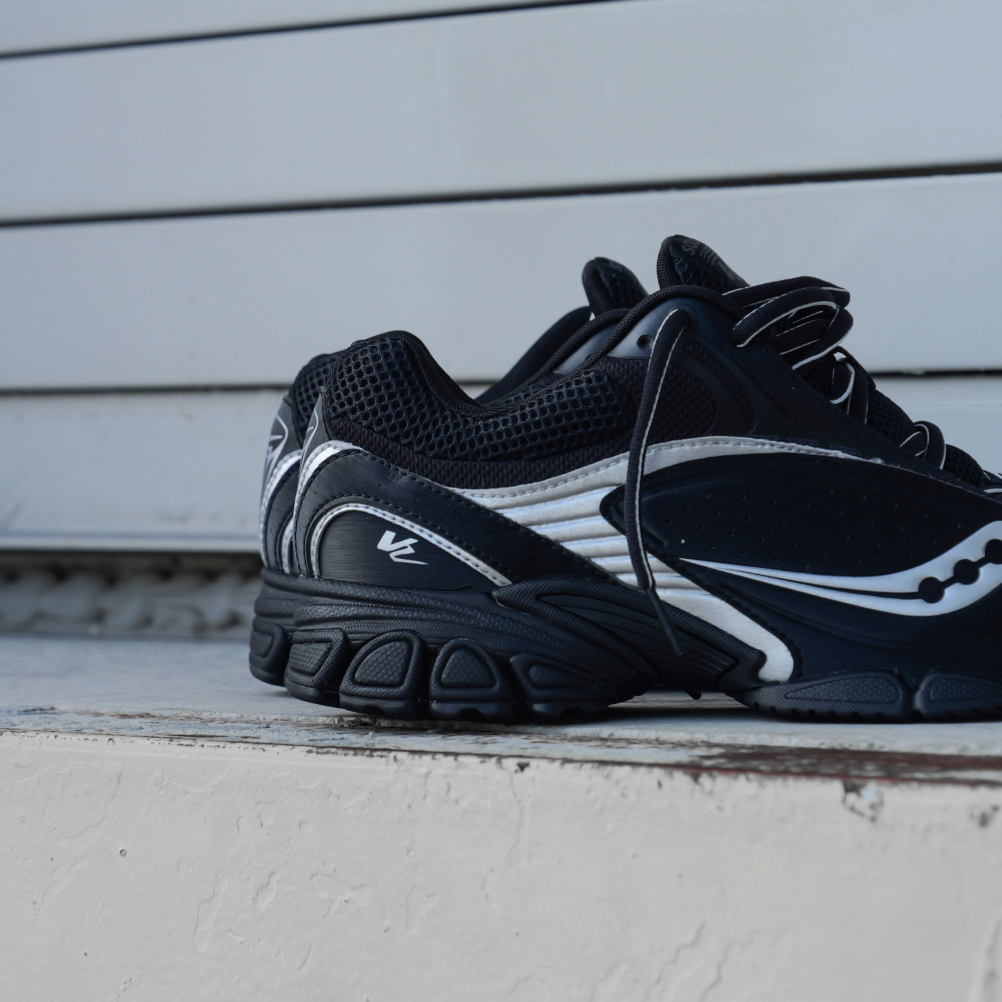 Mens Saucony ProGrid V2 (Black/Silver)