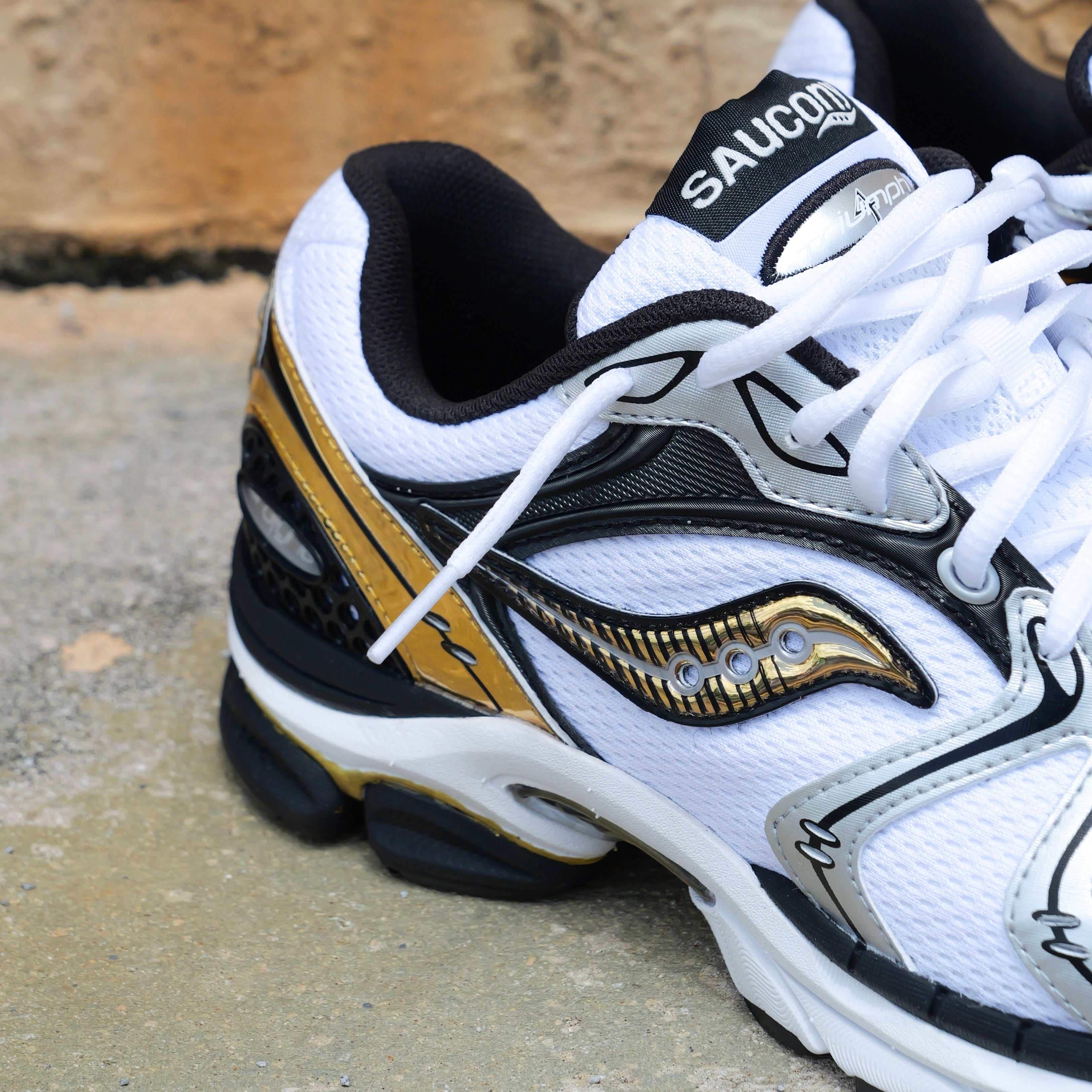 Mens Saucony ProGrid Triumph 4  (Gold/Chrome)